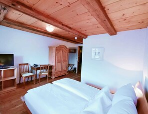 Classic Double Room, Mountain View | Dihias secara berasingan, dilengkapkan perabot secara berasingan, meja 
