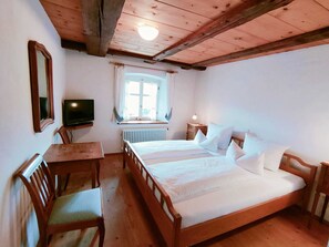 Classic Double Room, Mountain View | Dihias secara berasingan, dilengkapkan perabot secara berasingan, meja 