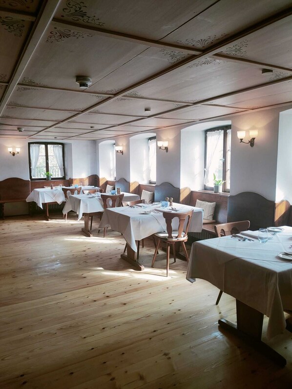 Petit déjeuner et dîner servis sur place, spécialités Cuisine française