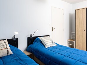 3 habitaciones, tabla de planchar con plancha y cuna de viaje