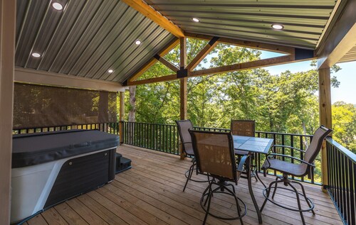 Spacious 2 bed, Hot tub, beautiful back deck overlooking Meramec River