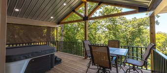 Spacious 2 bed, Hot tub, beautiful back deck overlooking Meramec River