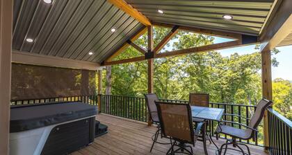Spacious 2 bed, Hot tub, beautiful back deck overlooking Meramec River