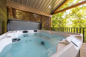 Banyera d'hidromassatge a l'aire lliure