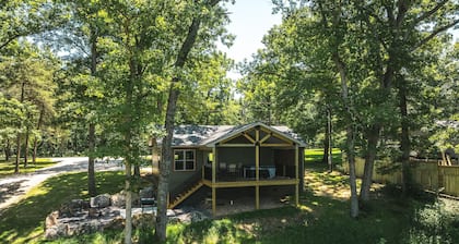 Spacious 2 bed, Hot tub, beautiful back deck overlooking Meramec River