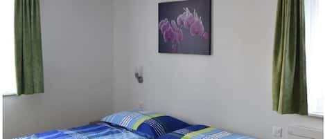 2 bedrooms, travel cot, free WiFi, bed sheets