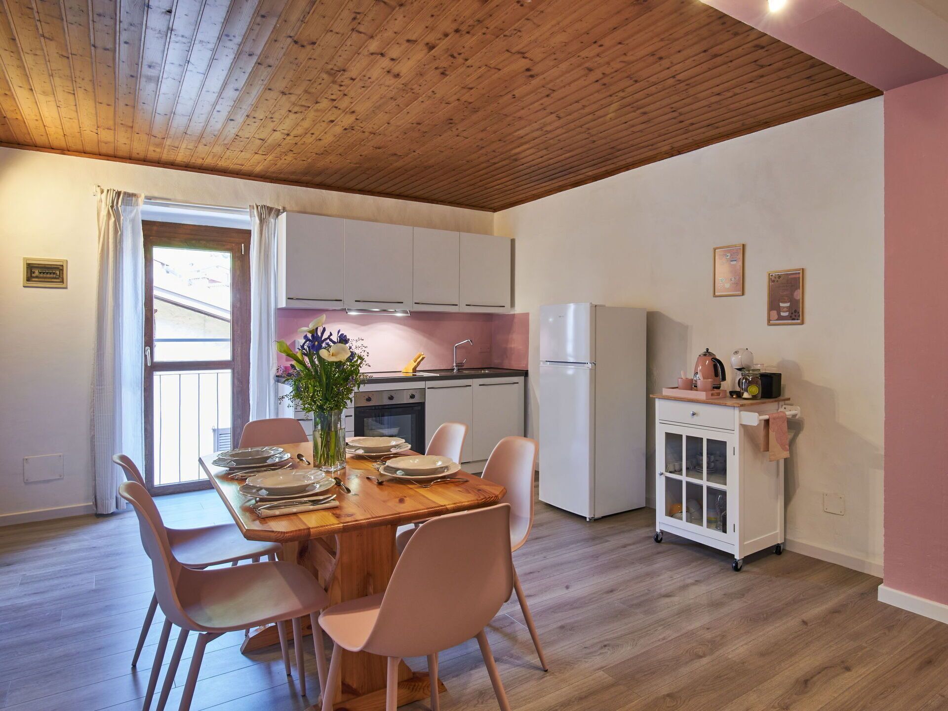 Tabelle, Eigentum, Möbel, Himmel, Pflanze, Gebäude, Stuhl, Azurblau, Wolke, Schatten