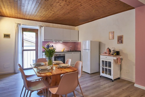 Tabelle, Eigentum, Möbel, Himmel, Pflanze, Gebäude, Stuhl, Azurblau, Wolke, Schatten