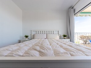 2 bedrooms, travel crib, free WiFi
