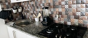 Fridge, stovetop, cookware/dishes/utensils - Comodo, Calido & Económico Apto de dos habts. ubicado en la Romana, Rep. Dom (La Romana)