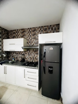 Refrigerador, parrilla de estufa y utensilios de cocina 