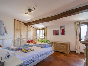 3 bedrooms, travel crib, free WiFi