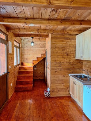 1 phòng ngủ, bàn, bộ trải giường 