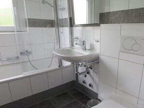 Bathroom - Beautiful apartment for 4 guests with WIFI, TV and balcony (Saas-fee)