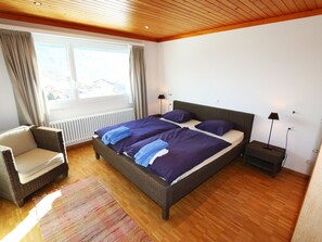 3 bedrooms, travel crib, free WiFi, bed sheets