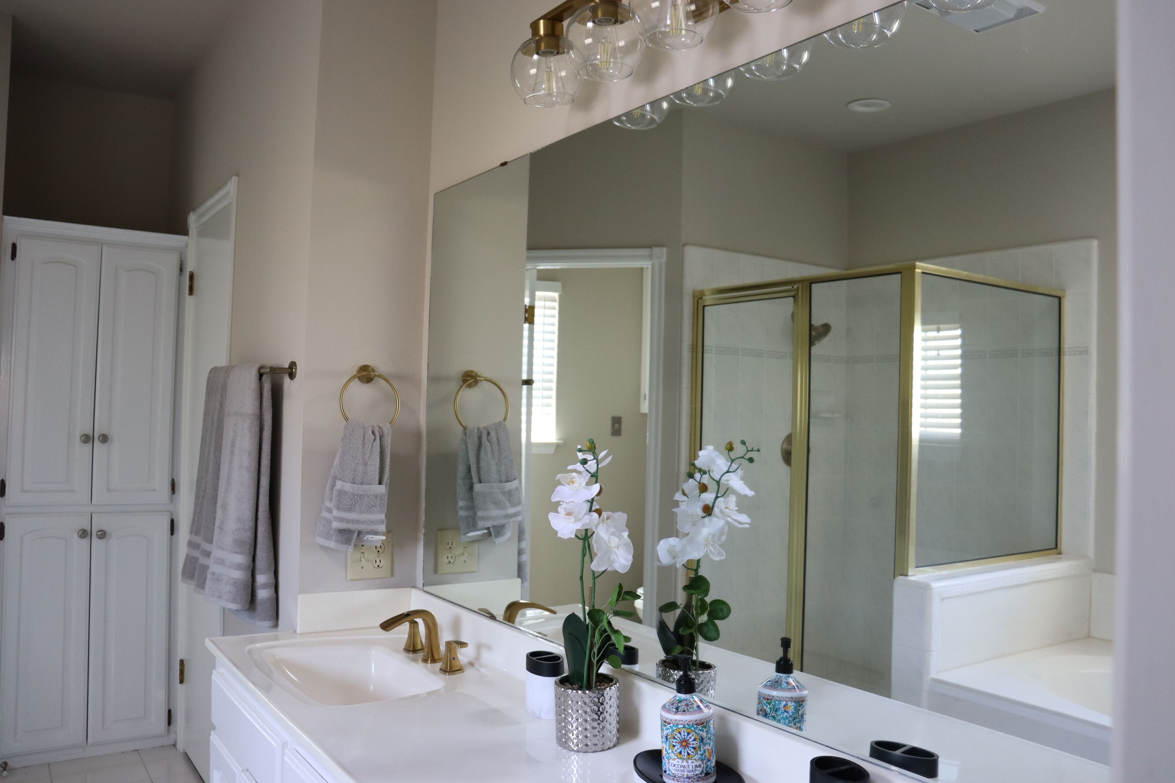 Een douche, een bubbelbad, een haardroger, handdoeken