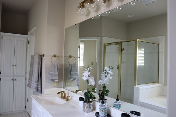 Shower, jetted tub, hair dryer, towels