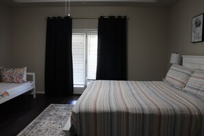 4 bedrooms, iron/ironing board, travel crib, free WiFi - Warwick Place (Oklahoma City)