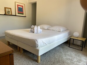 4 habitaciones, tabla de planchar con plancha, wifi y ropa de cama 
