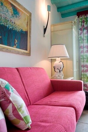 TV, lettore DVD, biblioteca musicale, impianto stereo