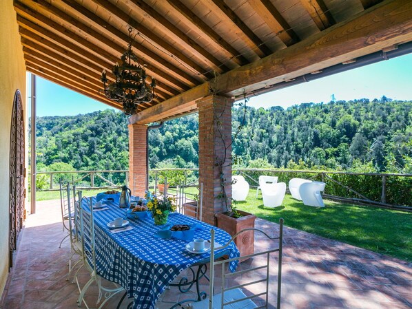 Outdoor dining - Beautiful private villa for 8 people with WIFI, A/C, hot tub, TV, terrace and panoramic view (Riparbella)