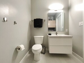 Dusche, Haartrockner, Handtücher, Seife