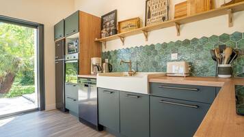 Micro-ondes, four, lave-vaisselle, chaise haute