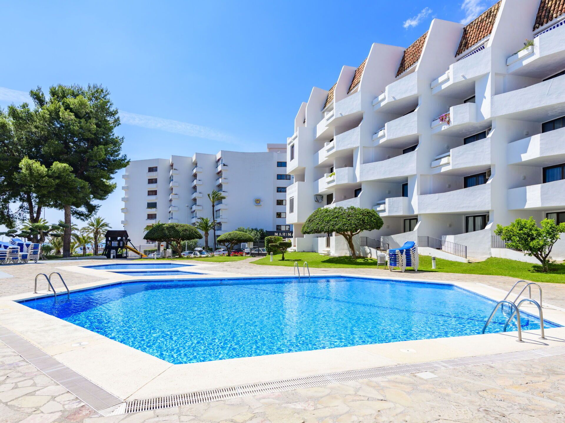 Wasser, Himmel, Gebäude, Daytime, Eigentum, Pflanze, Schwimmbad, Azurblau, Gewässer, Baum