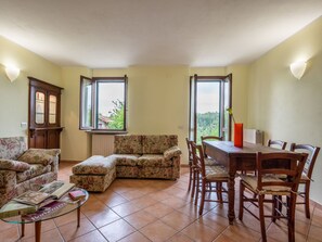 Televisión y chimenea 