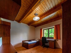 6 bedrooms, travel crib, free WiFi