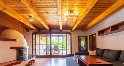 Beautiful private villa for 6 people with private pool, WIFI, TV, patio, pets allowed and parking