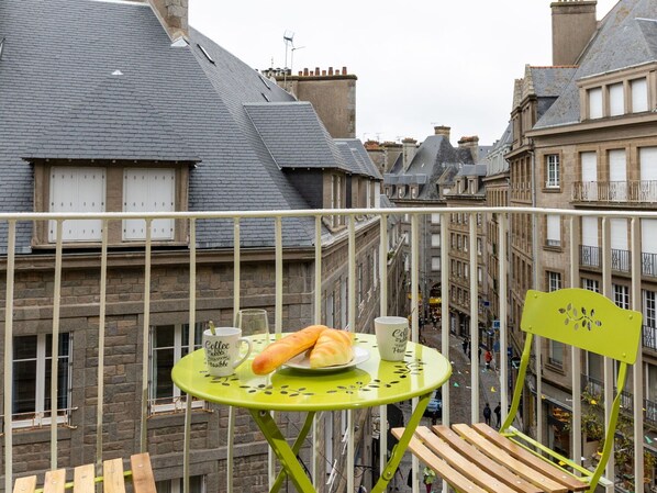 Outdoor dining - Beautiful apartment for 4 guests with WIFI, TV and balcony (St-malo)