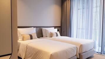 Standard Twin Room | Minibar, in-room safe, desk, blackout drapes