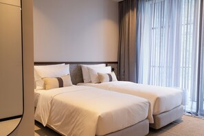 Tomannsrom – standard | Minibar, safe på rommet, skrivebord og blendingsgardiner