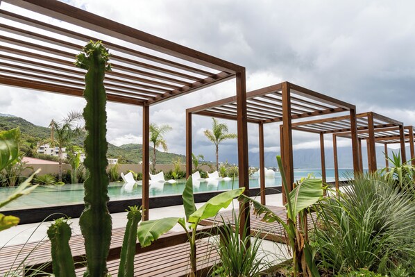 Seasonal outdoor pool, open 7:00 AM to 10:00 PM, free cabanas