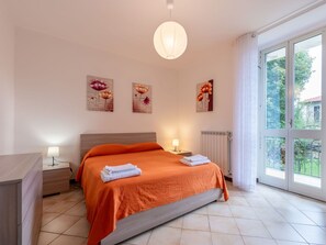 2 bedrooms, travel cot, free WiFi, bed sheets