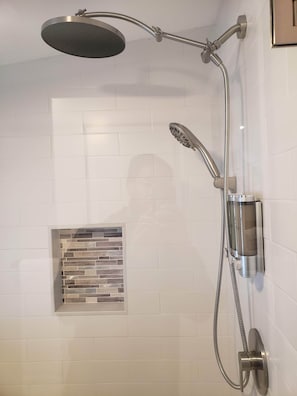Douche, sèche-cheveux, serviettes fournies, savon