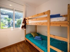4 bedrooms, iron/ironing board, travel cot, free WiFi