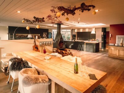 Stunning private villa for 6 people with hot tub, WIFI, TV and terrace