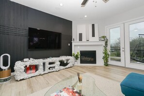 Televisión, chimenea, videojuegos y estéreo 