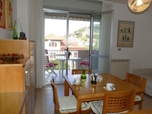 Dining - Nice apartment for 4 guests with WIFI and balcony (Riva Ligure)