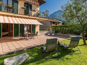 Outdoor dining - Cosy apartment for 4 guests with WIFI, TV and terrace (Porlezza)
