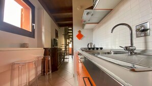 A modern kitchen with a stainless steel sink, a window, and a bar area. - Beautiful apartment for 2 guests with WIFI, TV and balcony (Florence)
