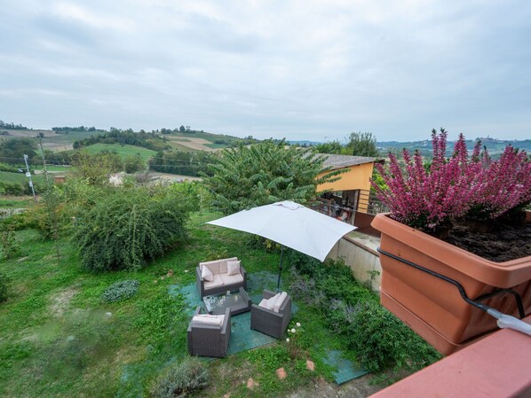 Terrace/patio - Cosy apartment for 6 guests with WIFI, patio, pets allowed and panoramic view (Calliano)