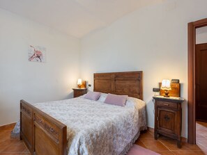 4 bedrooms, travel cot, free WiFi - Cosy apartment for 6 guests with WIFI, patio, pets allowed and panoramic view (Calliano)