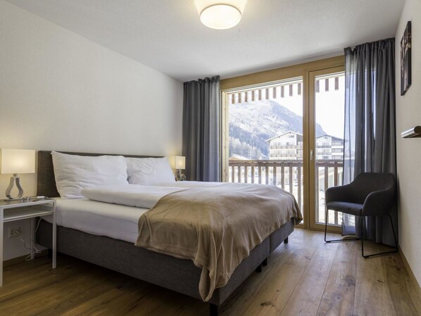 1 bedroom, travel cot, free WiFi, bed sheets