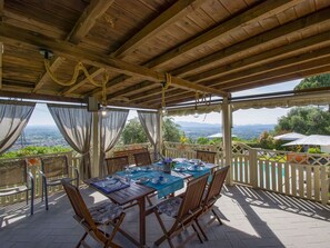 Outdoor dining - Beautiful apartment for 10 people with private pool, WIFI, TV, patio and pets allowed (Larciano)