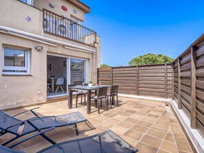 Outdoor dining - Beautiful  villa for 8 guests with pool, WIFI, A/C, TV and terrace (Roses)