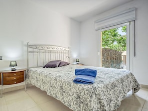 4 bedrooms, iron/ironing board, free WiFi