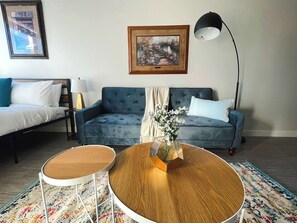 Smart TV - Sleepover | Impressive Studio and Gym - Des Moines (Des Moines)